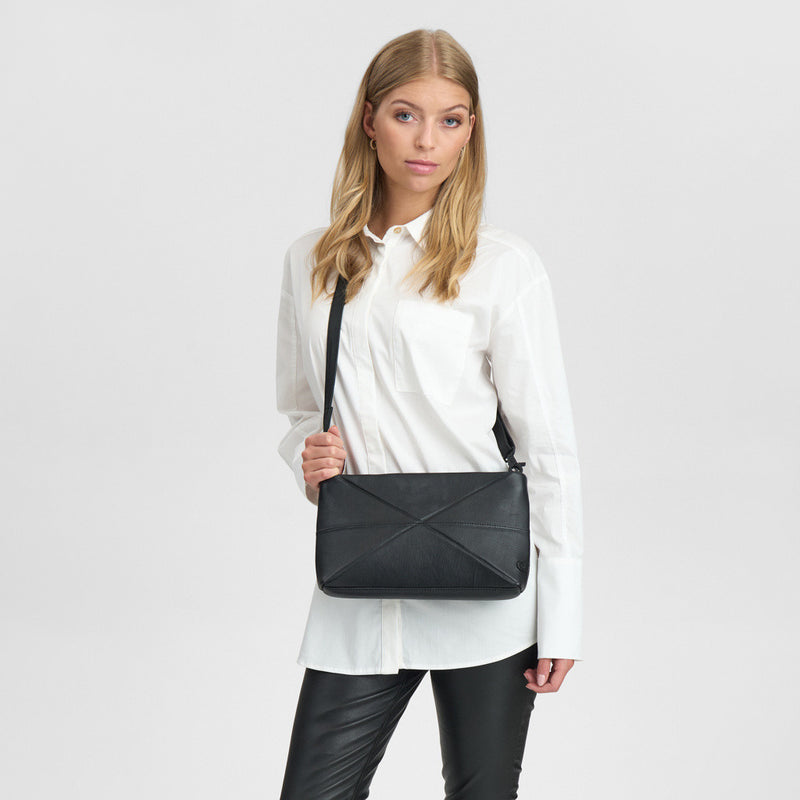 DEPECHE Classic clutch with a twist Clutch 099 Black (Nero)
