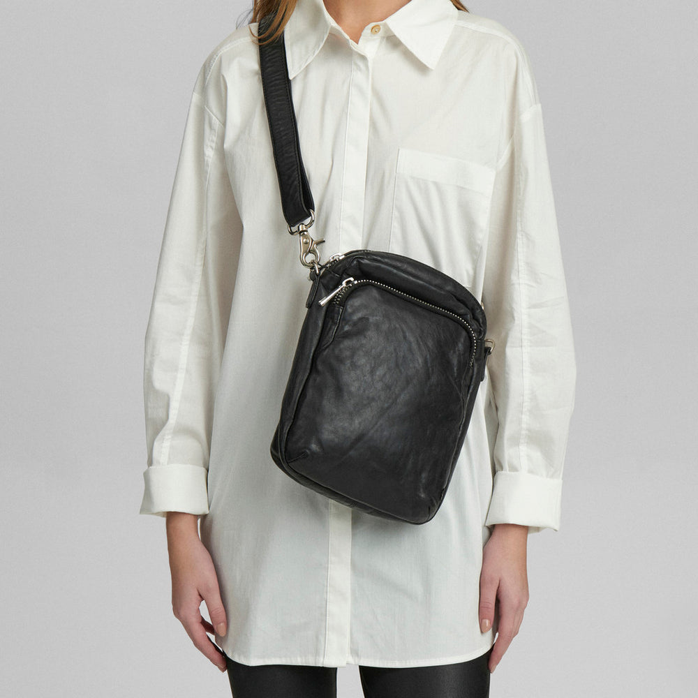 Crossover bag in strong and nice leather quality / 15092 - Black