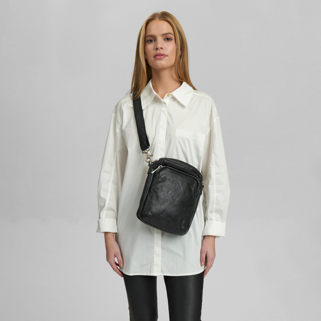 Crossover bag in strong and nice leather quality / 15092 - Black