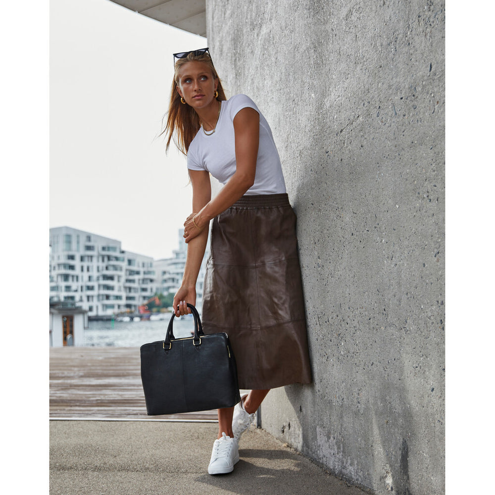 Everlyn_leather_skirt_with_ela