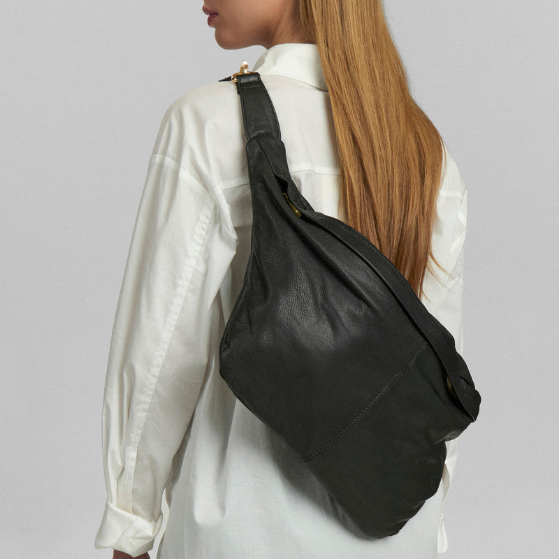 Leather bumbag with covered front zipper / 15234 - Black – DEPECHE