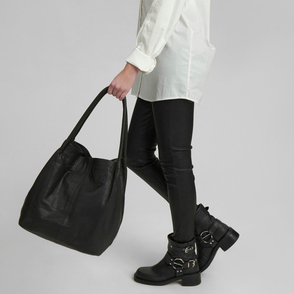 Leather shopper bag in a soft and wearable quality / 15698 - Black