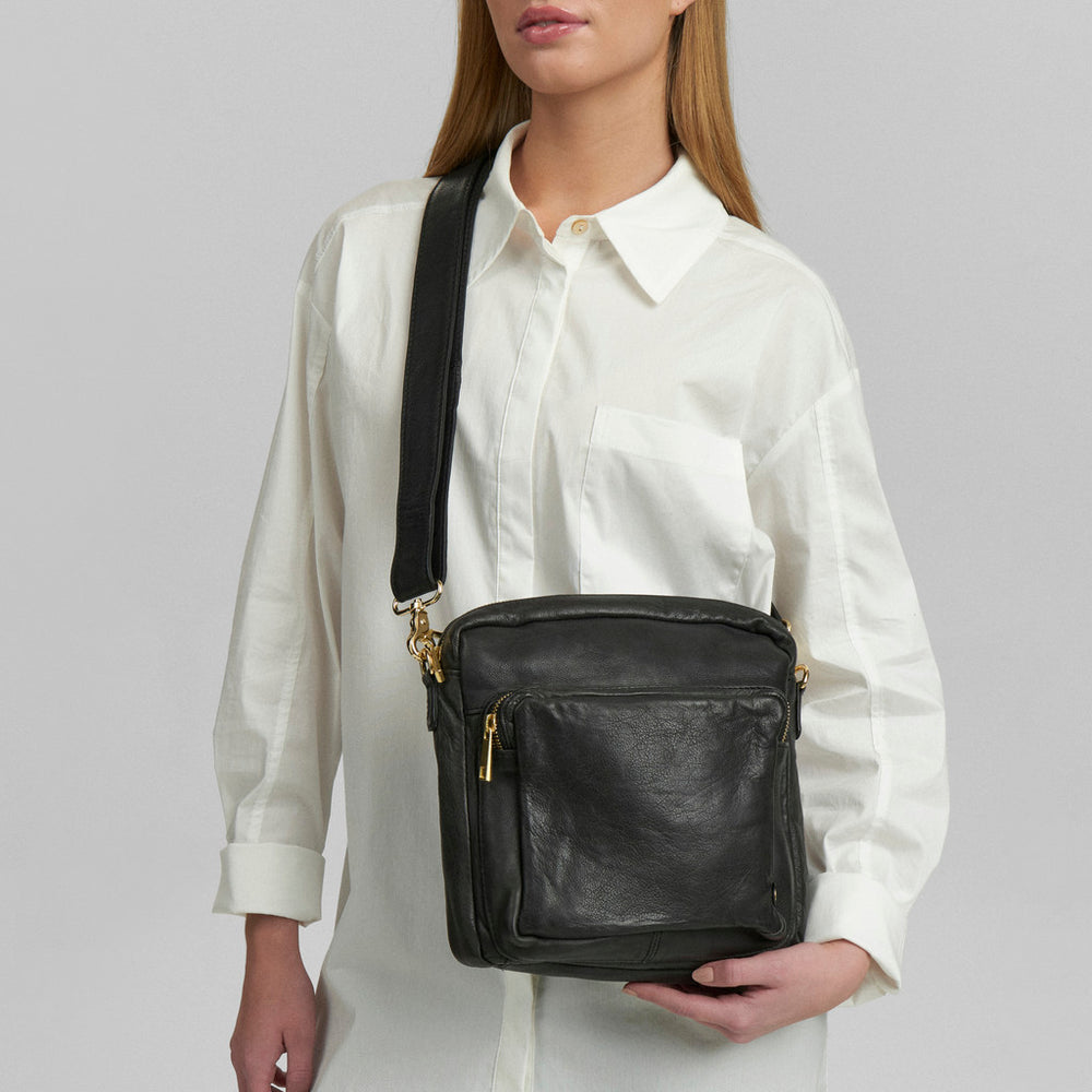 Simple crossover bag in beautiful leather / 13606 - Black – DEPECHE