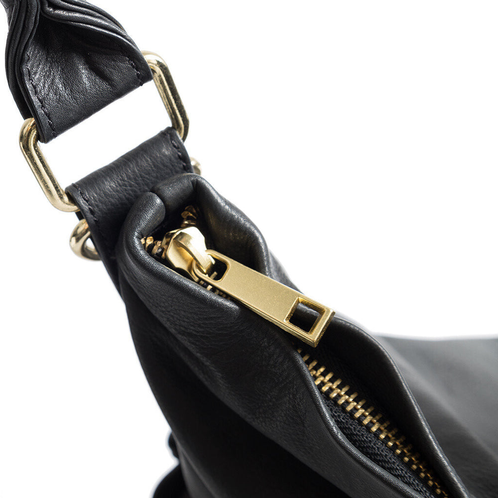Spacious shoulder bag in nice leather quality / 15824 - Black